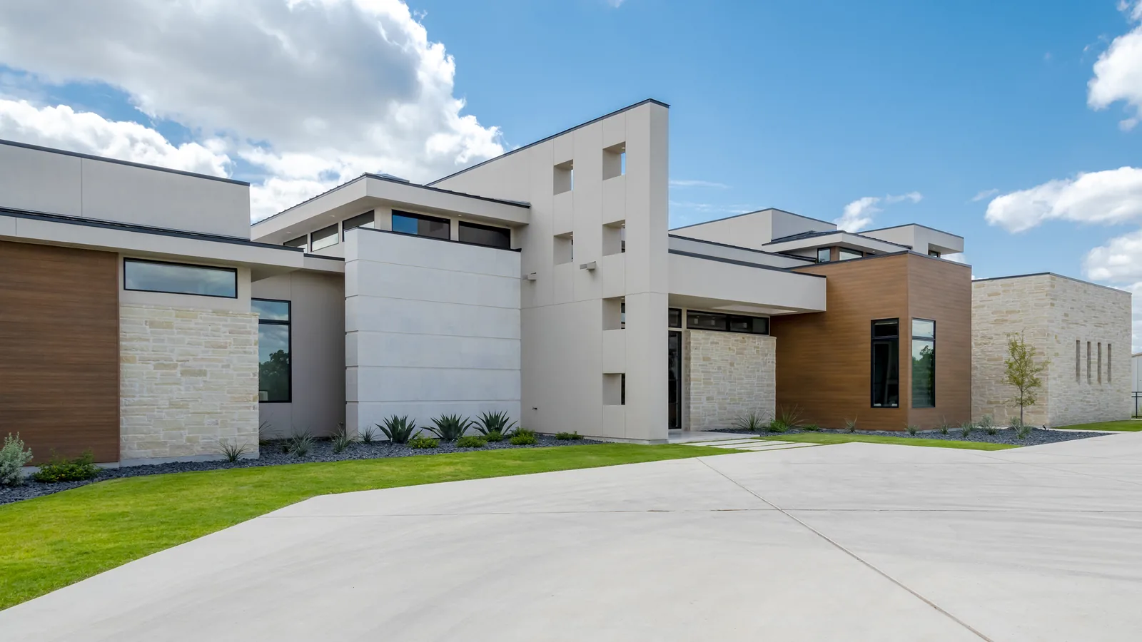 Modern design-build custom home by Dynamic Custom Homes